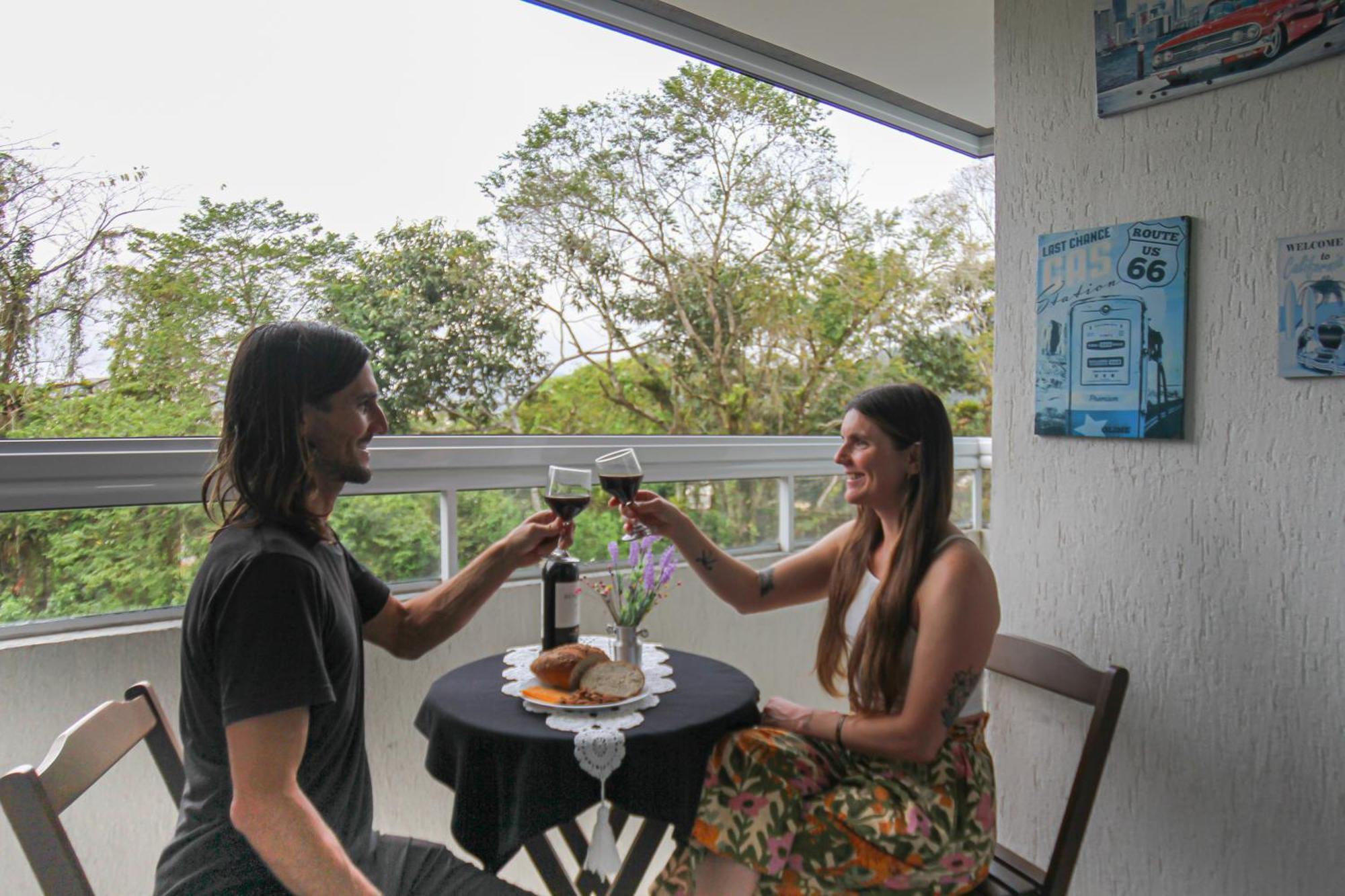 Aptº 2 Quartos Com Varanda, 400 M Da Praia, Em Com Piscinas, Sala, Smart Tv, Sofa Cama, Com 2 Banheiros, Cozinha Planejada Completa, Wi-fi 200 Mbps, Ares-condicionados, Churrasqueira, Maquina De Lavar E Tanque, Estacionamento, Portaria Ubatuba