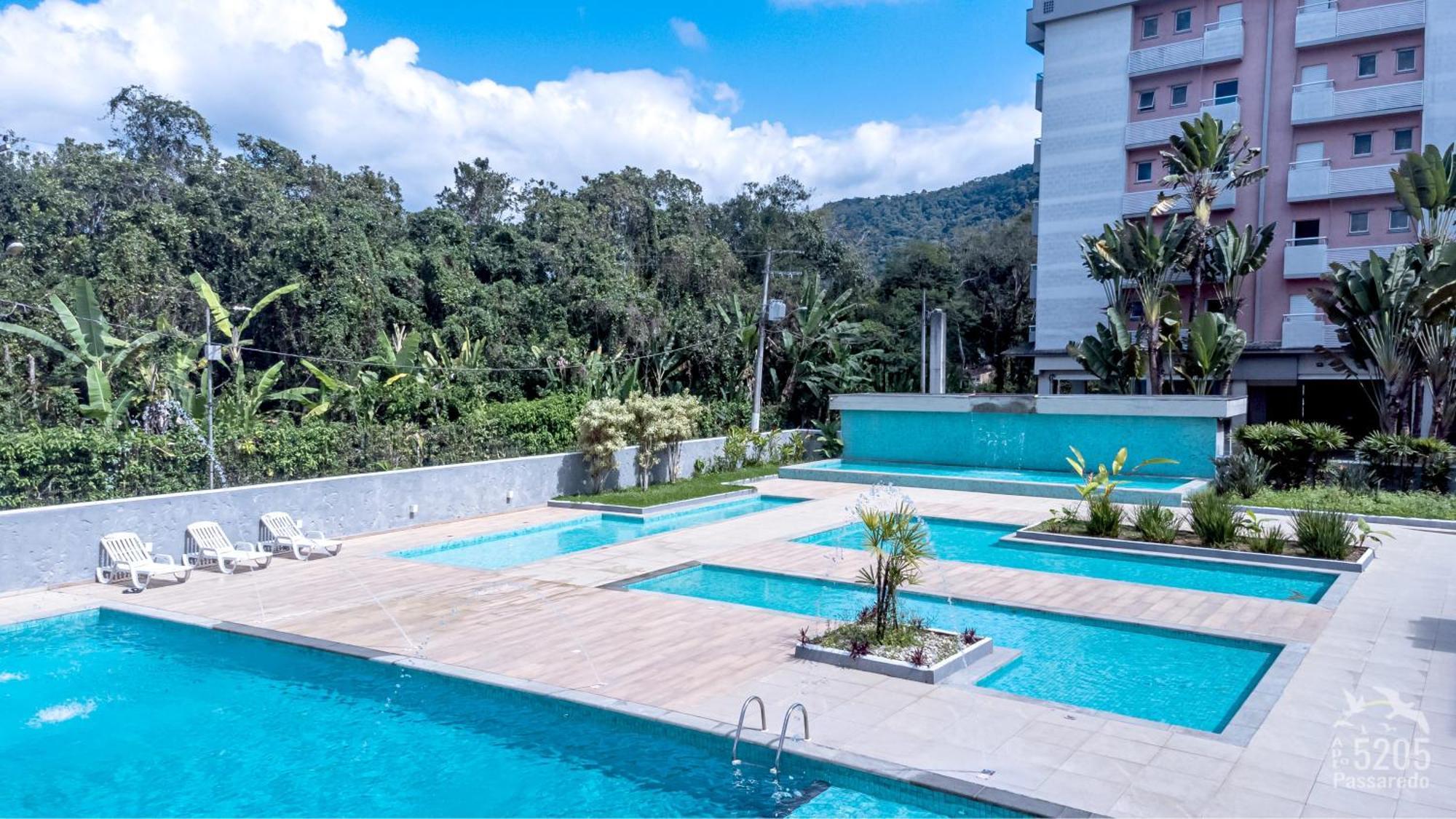 Apartment Aptº 2 Quartos Com Varanda, 400 M Da Praia, Em Com Piscinas, Sala, Smart Tv, Sofa Cama, Com 2 Banheiros, Cozinha Planejada Completa, Wi-fi 200 Mbps, Ares-condicionados, Churrasqueira, Maquina De Lavar E Tanque, Estacionamento, Portaria *