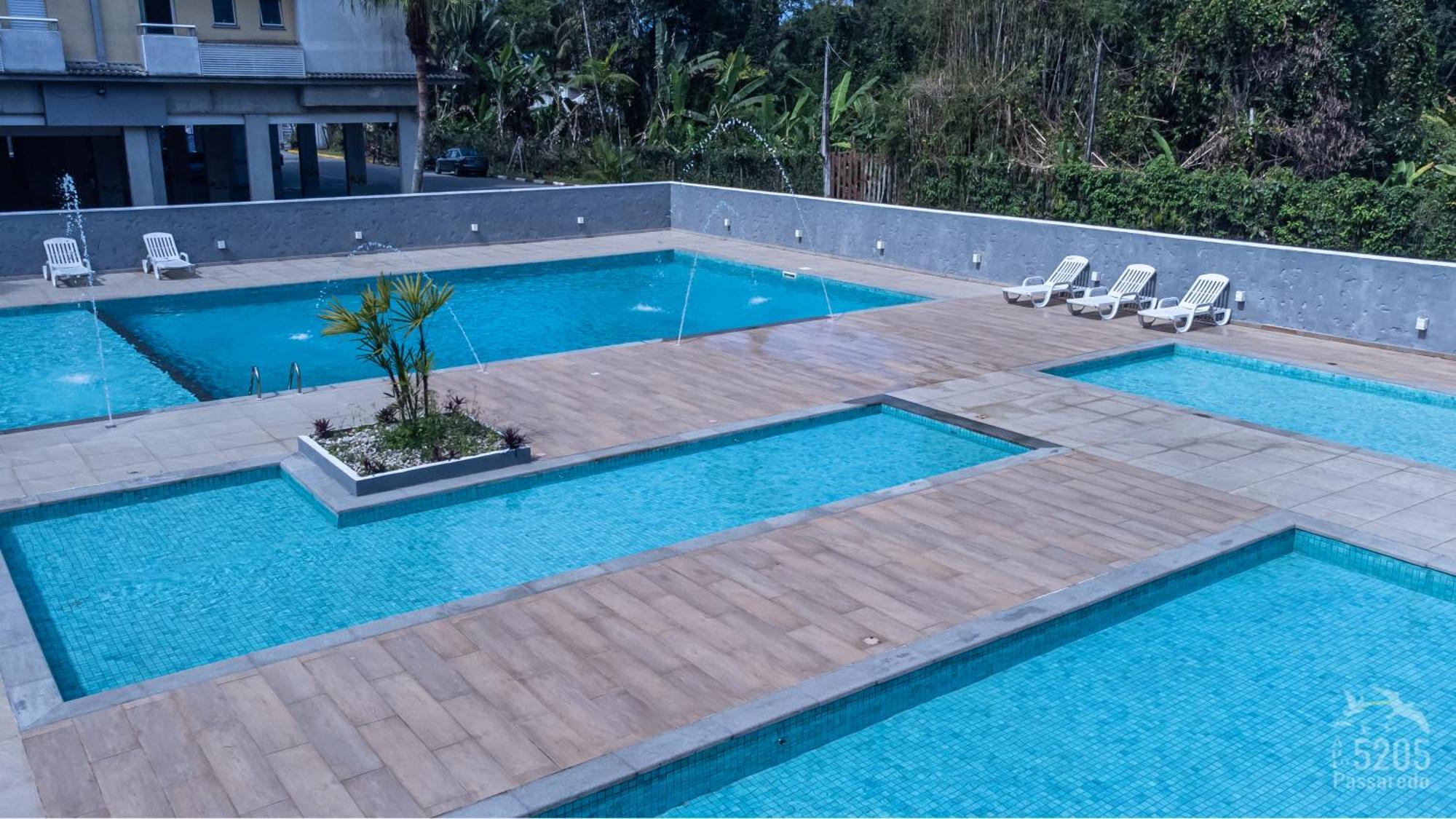 Aptº 2 Quartos Com Varanda, 400 M Da Praia, Em Com Piscinas, Sala, Smart Tv, Sofa Cama, Com 2 Banheiros, Cozinha Planejada Completa, Wi-fi 200 Mbps, Ares-condicionados, Churrasqueira, Maquina De Lavar E Tanque, Estacionamento, Portaria Ubatuba