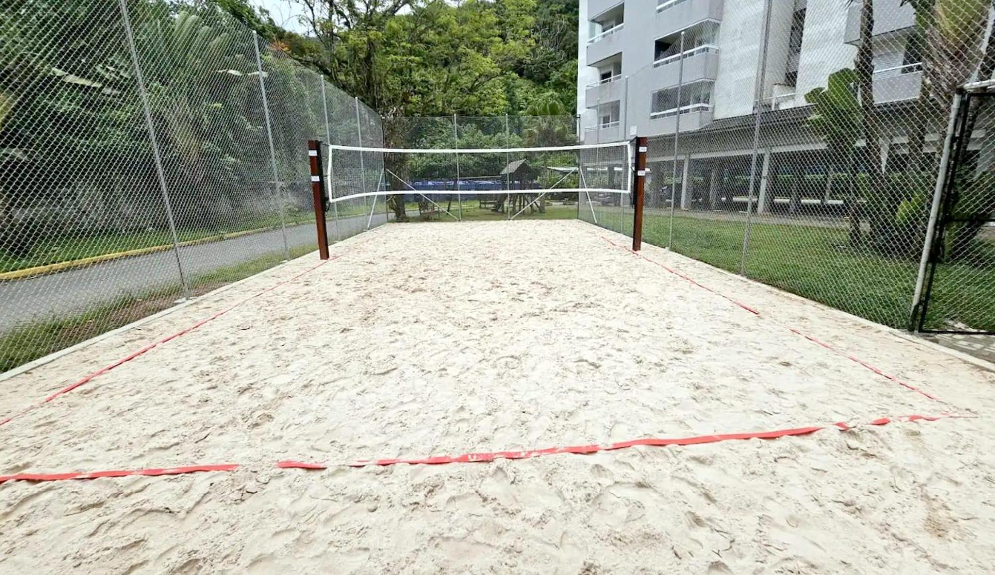 Apartment Aptº 2 Quartos Com Varanda, 400 M Da Praia, Em Com Piscinas, Sala, Smart Tv, Sofa Cama, Com 2 Banheiros, Cozinha Planejada Completa, Wi-fi 200 Mbps, Ares-condicionados, Churrasqueira, Maquina De Lavar E Tanque, Estacionamento, Portaria