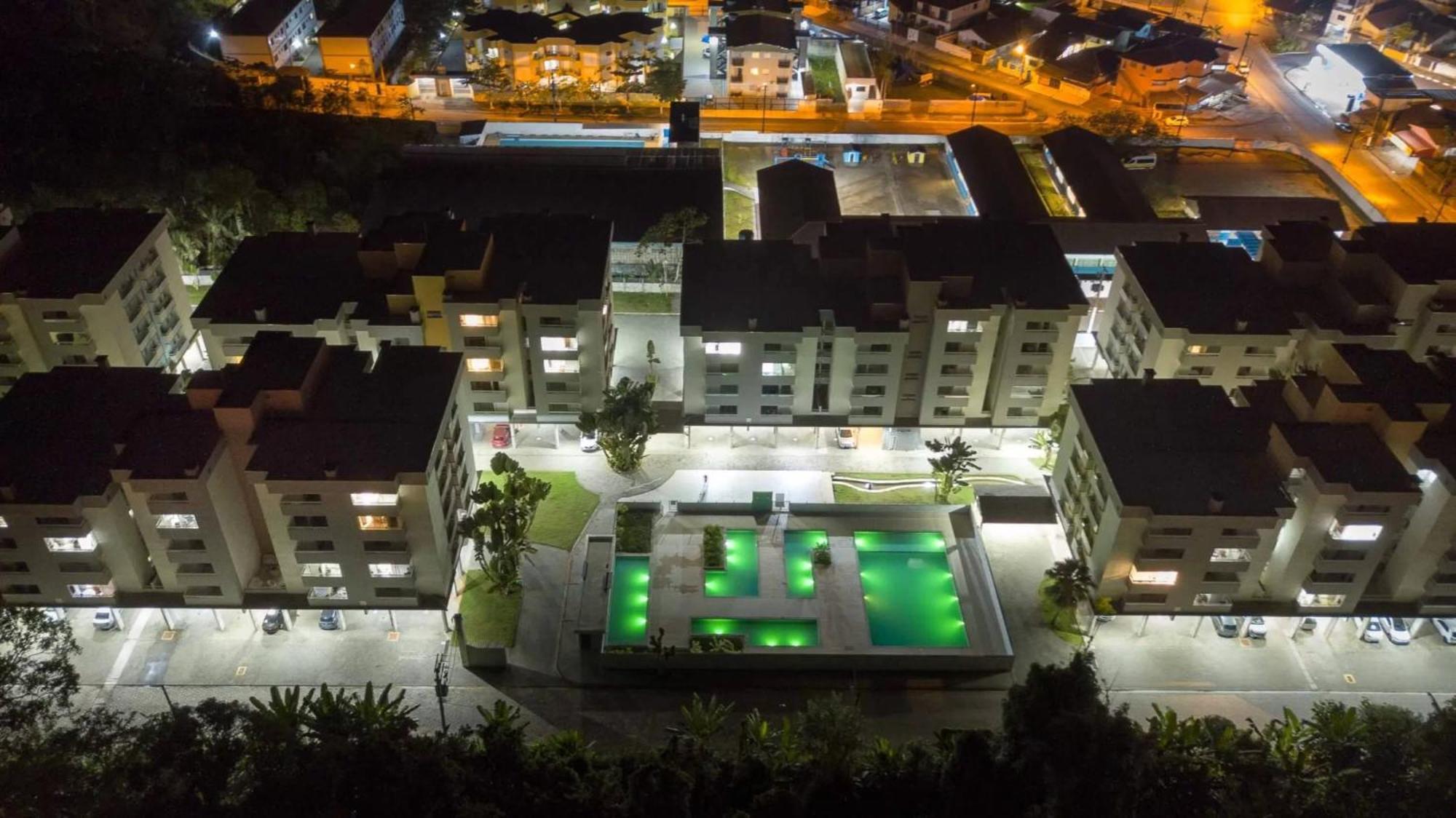 Aptº 2 Quartos Com Varanda, 400 M Da Praia, Em Com Piscinas, Sala, Smart Tv, Sofa Cama, Com 2 Banheiros, Cozinha Planejada Completa, Wi-fi 200 Mbps, Ares-condicionados, Churrasqueira, Maquina De Lavar E Tanque, Estacionamento, Portaria Apartment *