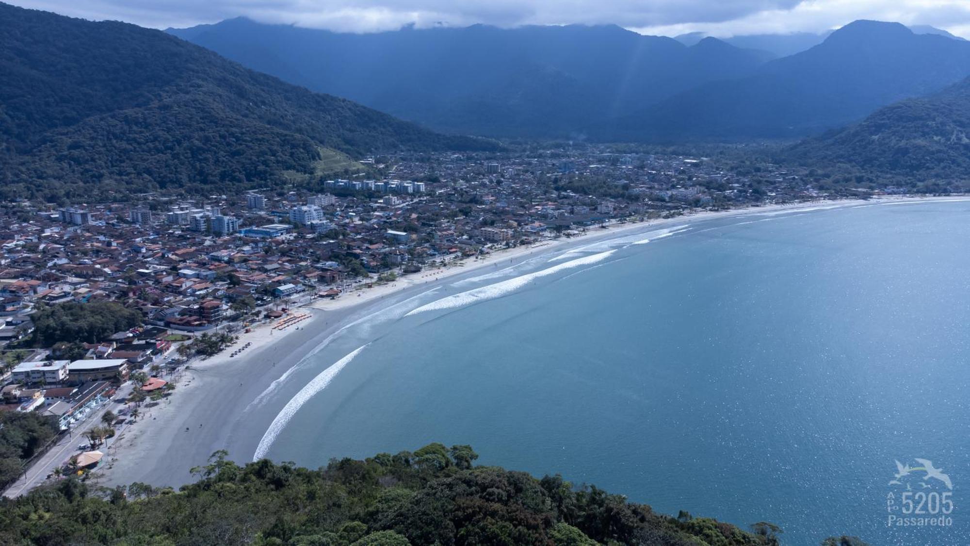 Aptº 2 Quartos Com Varanda, 400 M Da Praia, Em Com Piscinas, Sala, Smart Tv, Sofa Cama, Com 2 Banheiros, Cozinha Planejada Completa, Wi-fi 200 Mbps, Ares-condicionados, Churrasqueira, Maquina De Lavar E Tanque, Estacionamento, Portaria Apartment