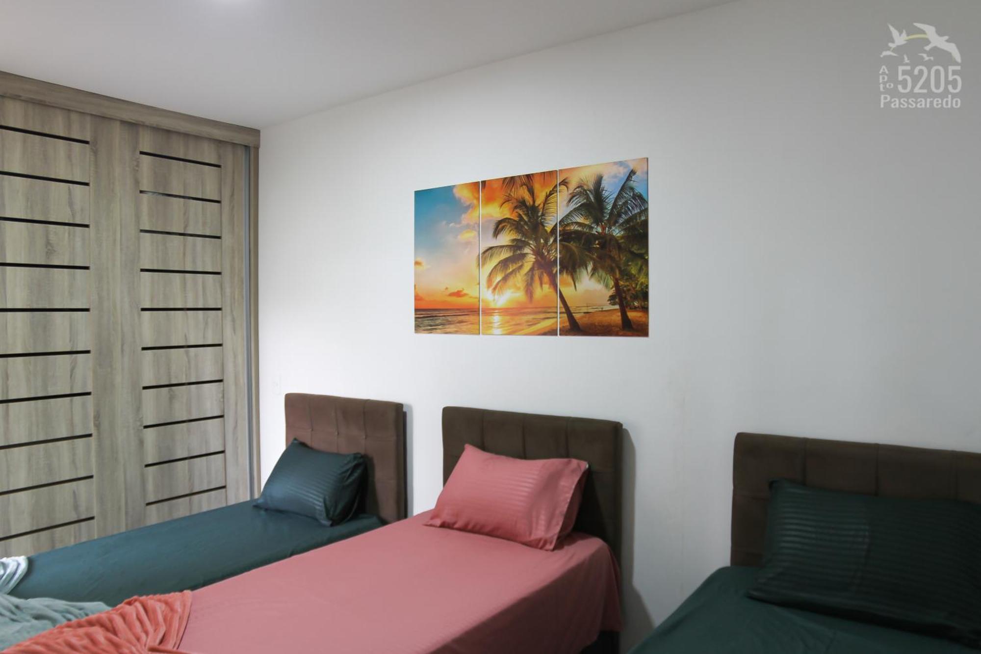 Apartment Aptº 2 Quartos Com Varanda, 400 M Da Praia, Em Com Piscinas, Sala, Smart Tv, Sofa Cama, Com 2 Banheiros, Cozinha Planejada Completa, Wi-fi 200 Mbps, Ares-condicionados, Churrasqueira, Maquina De Lavar E Tanque, Estacionamento, Portaria