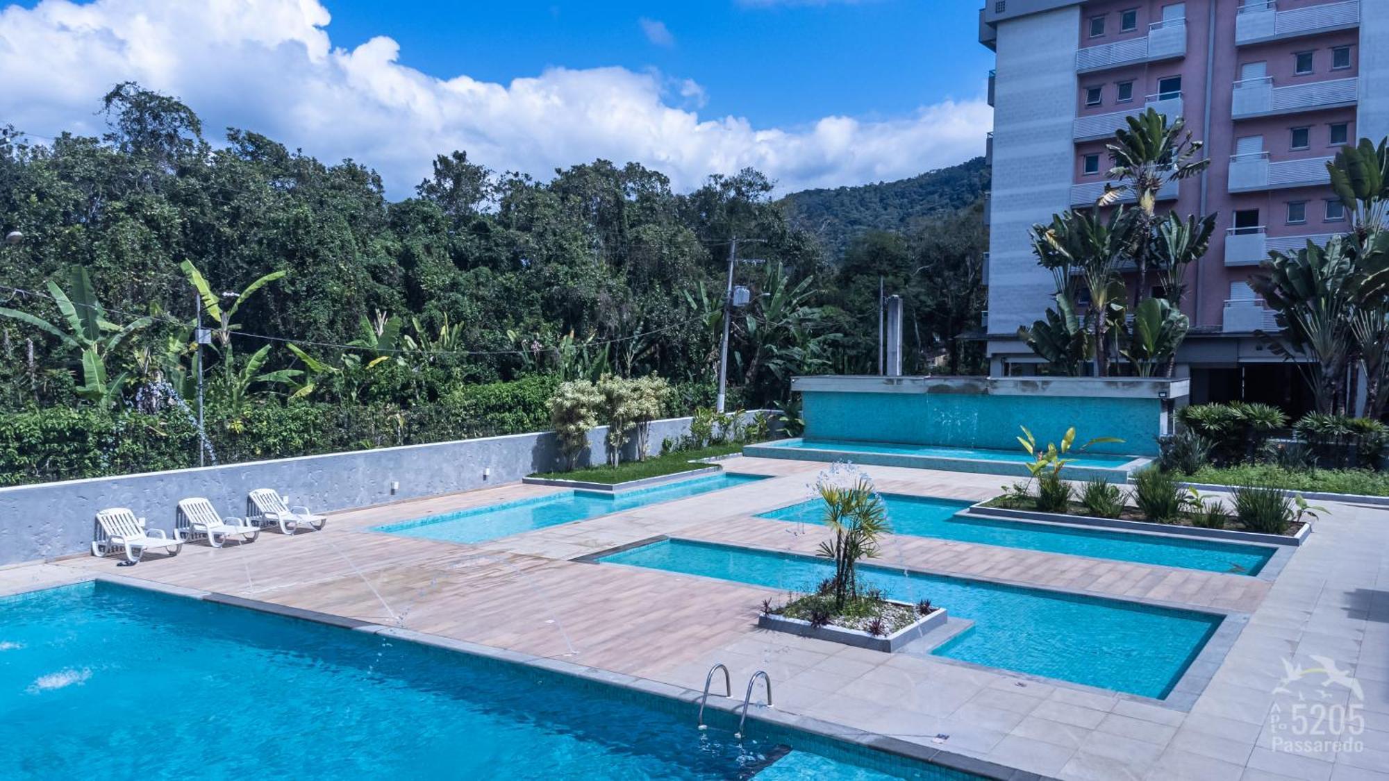 Apartment Aptº 2 Quartos Com Varanda, 400 M Da Praia, Em Com Piscinas, Sala, Smart Tv, Sofa Cama, Com 2 Banheiros, Cozinha Planejada Completa, Wi-fi 200 Mbps, Ares-condicionados, Churrasqueira, Maquina De Lavar E Tanque, Estacionamento, Portaria *